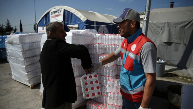Hatay'a içme suyu takviyesi... Bir günde 1 milyon 200 bin şişe dağıtıldı
