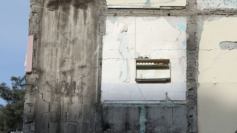 Kahramanmaraş'ta yıkılan binadan geriye raftaki fincanlar kaldı