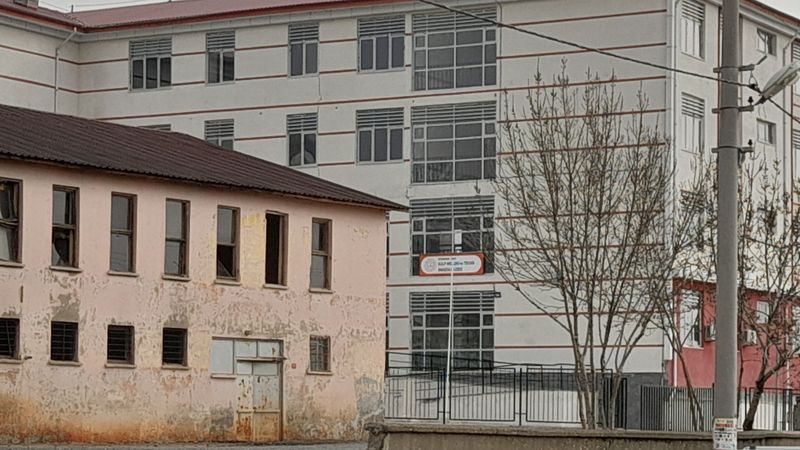 Diyarbakır'da 1 yıl önce yapılan okula orta hasarlı raporu verildi