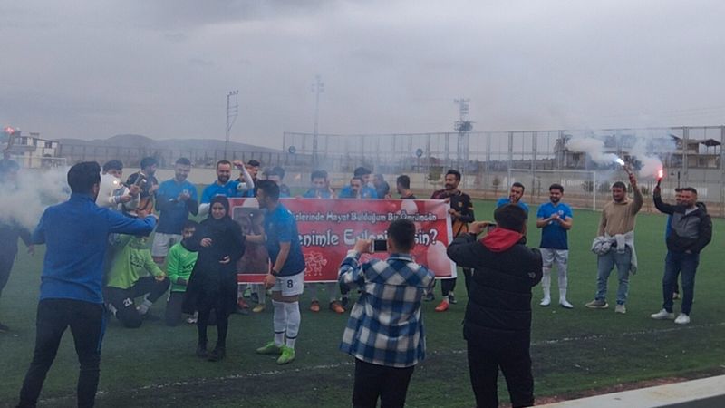 Kayseri'de maçtan önce evlenme teklifi sürprizi