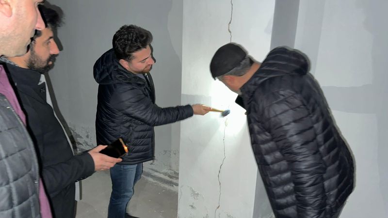 Depremin etkilediği Elazığ'da hasarlı binalar tespit ediliyor