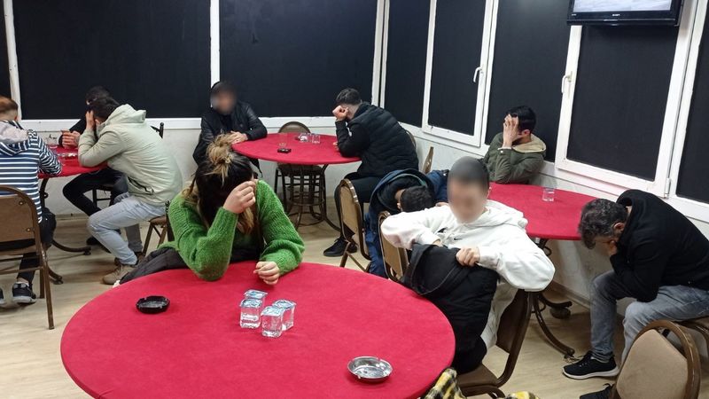 İzmir'de kumar baskını! Mühürlü işletmede kumar oynadılar