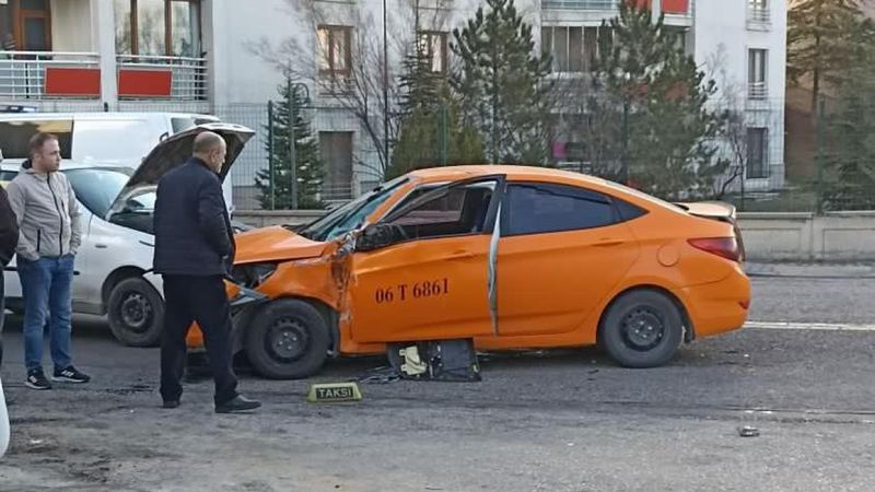 Ankara'da kazaya karışmamak için manevra yapan midibüs kontrolden çıktı: 6 öğrenci yaralı