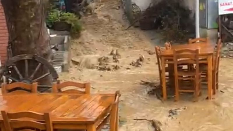 Balıkesir'de sağanak yağış! Yollar göle döndü...