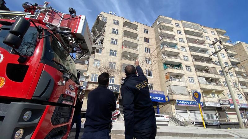 Diyarbakır'da hasarlı bina yıkımını Türk bayrağı durdurdu