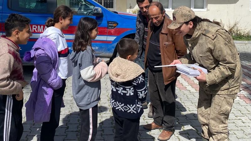 Hatay'da depremzede çocuklara tablet dağıtıldı