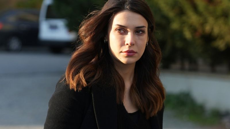 Devrim Özkan'ın derin dekoltesine alevler yağdı: 