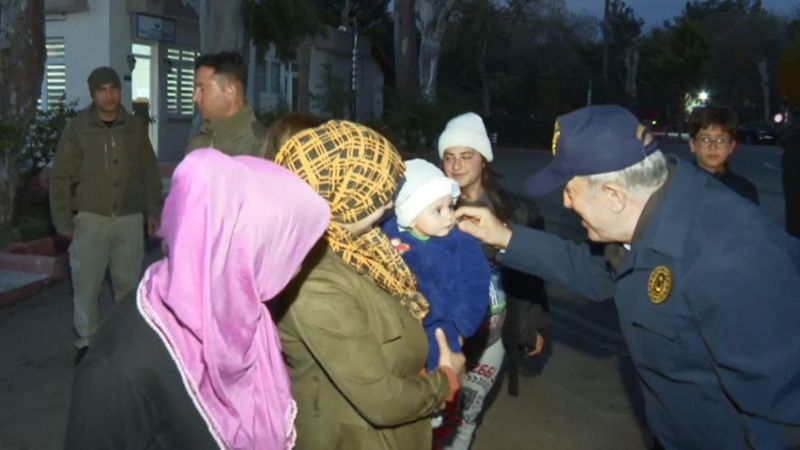 Hulusi Akar, Hatay'da depremzedeleri ziyaret etti