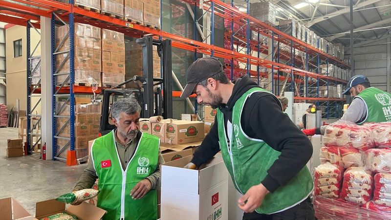 İHH'nin Kilis'teki lojistik merkezinden deprem bölgesine yardım kolileri gönderildi