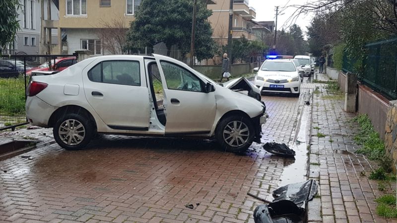 Kocaeli'de polisten kaçanların ekip otosuyla çarpıştığı kazada 1 kişi ağır yaralandı