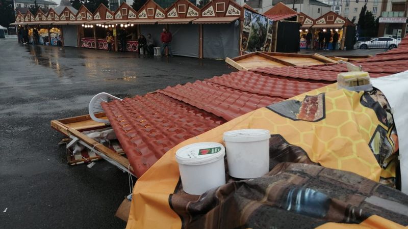 Pendik'te fırtına! Stand uçtu 3 çocuk yaralandı...