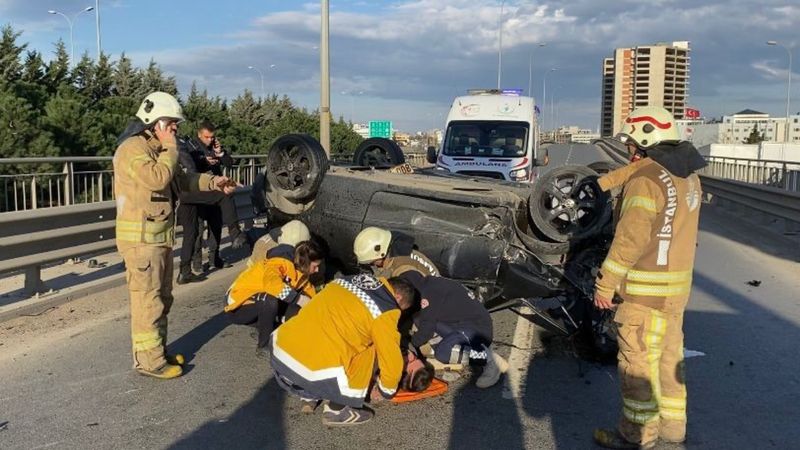 Sultanbeyli'de önce bariyerlere çarptı, sonra araç takla attı: 2 yaralı