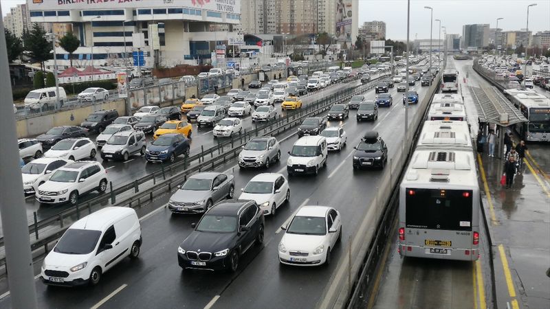 İstanbul'da yağmur etkisini gösterdi! Trafikte yoğunluk oluştu