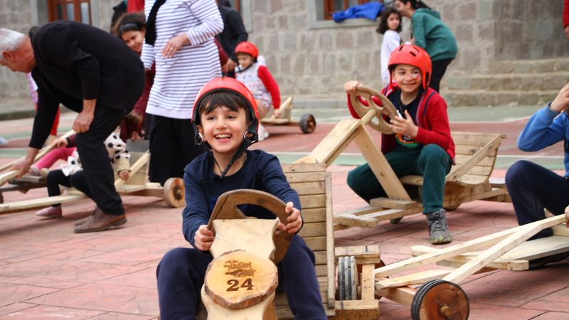 Depremzedeler Rize'nin tahta arabalarıyla tanıştı, doyasıya eğlendi