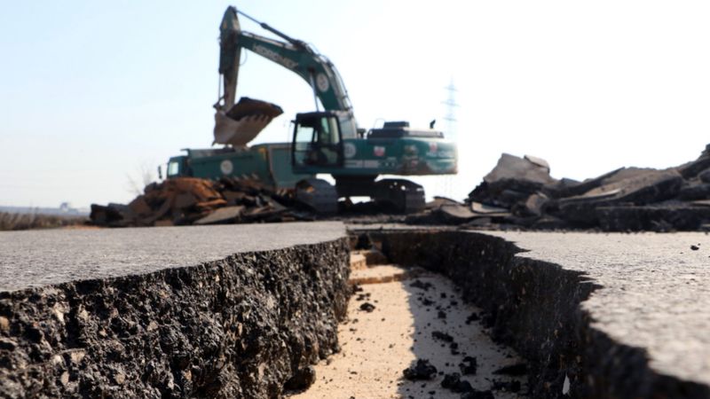 Hatay'da depremde yarılma ve çökme olan kara yolu onarılıyor