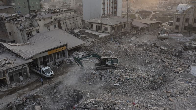 Kahramanmaraş'ta ağır hasarlı binaların yıkımı devam ediyor