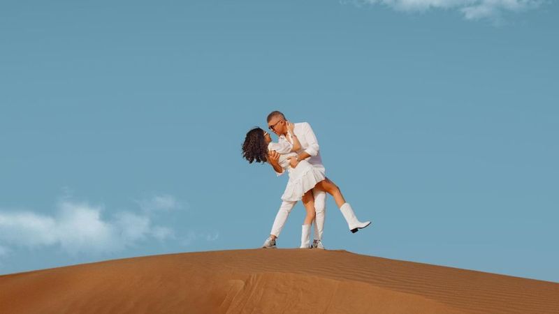 Özcan Deniz, 24 yaş küçük eşiyle romantik pozlar verdi