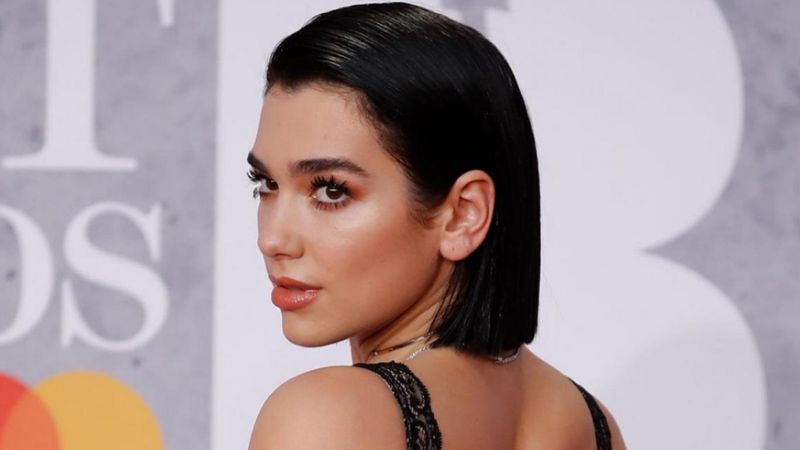 Baştan sona transparan! Dua Lipa'nın sosyal medyayı ateşe veren kombini...