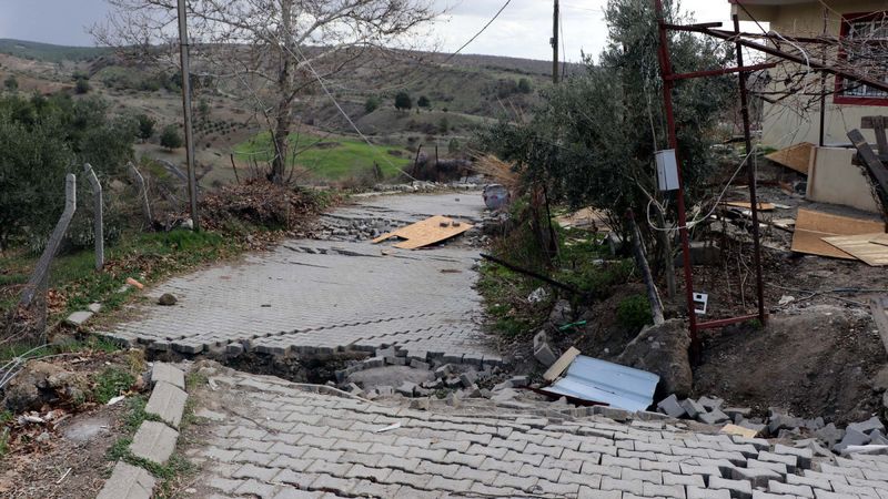 Kahramanmaraş'ta fay hattının geçtiği yol çöktü: Müstakil evin yönü değişti