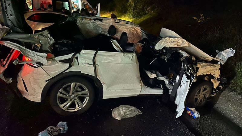 Mersin'de tıra çarpan otomobilde 1 kişi ölürken 2 kişi de yaralandı