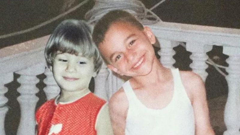 İrem Derici, sevgilisiyle çocukluk fotoğrafını paylaştı