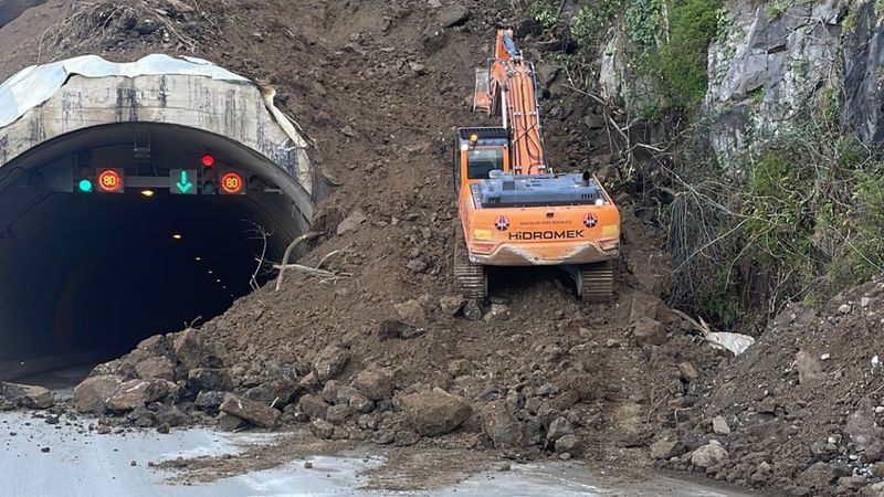 Artvin'de heyelan! Vatandaşlar panik yaşadı