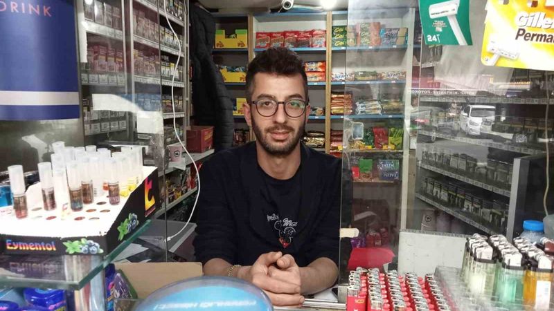 Ankara'da büfe dolabındaki içecekleri çalan hırsız kayıplara karıştı