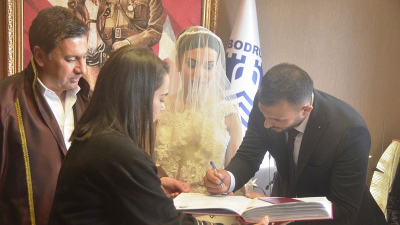 Hataylı depremzede çift Bodrum'da dünyaevine girdi