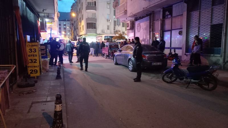 Manisa'daki kavgayı ayırmaya çalıştı, vurularak hastaneye kaldırıldı