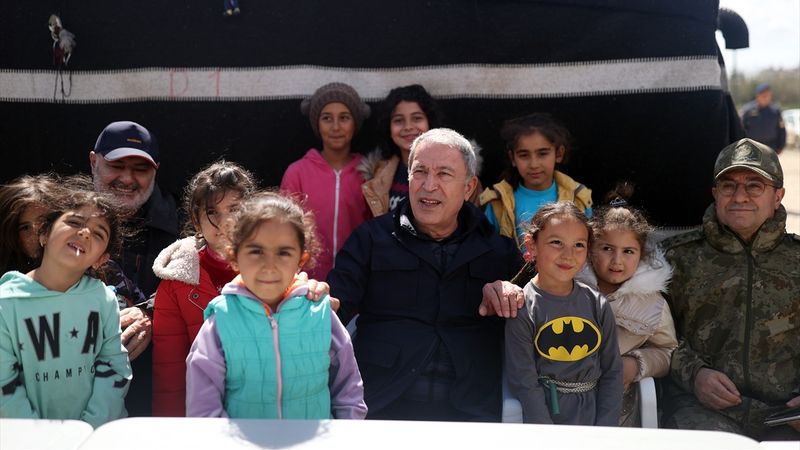 Milli Savunma Bakanı Hulusi Akar, depremzedelerle bir araya geldi