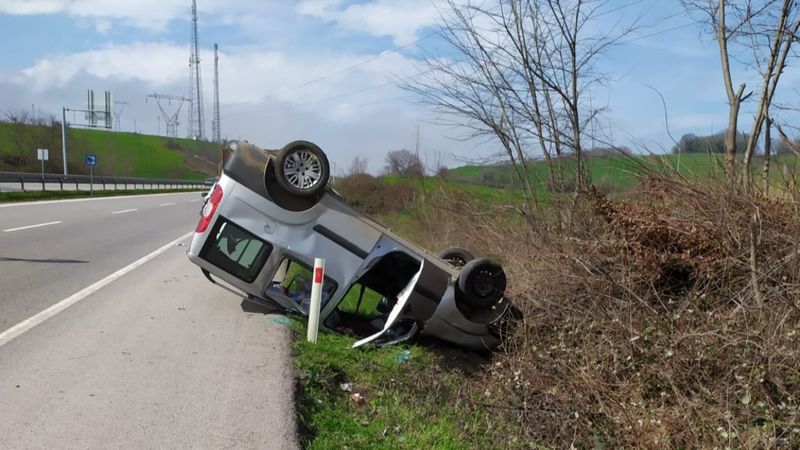 Samsun'da takla atan araç devrildi: 2 yaralı