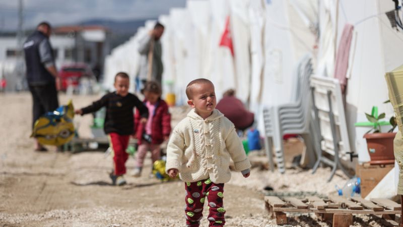 Hataylı depremzedeler kayıplara rağmen hayata tutunuyor