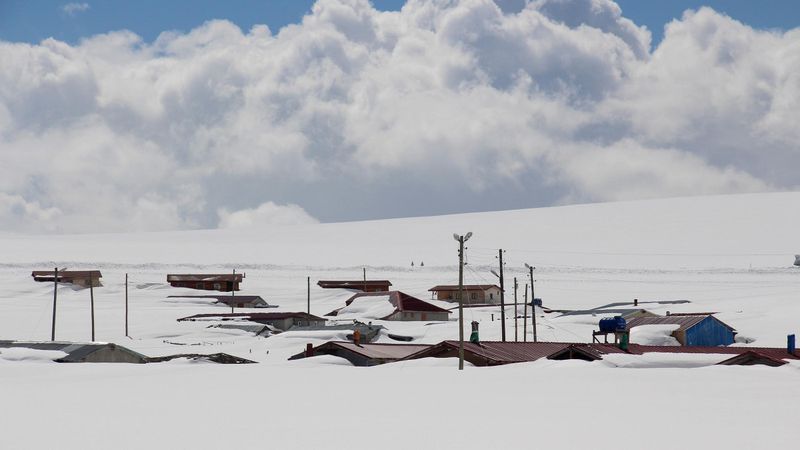 Ardahan'da yoğun kar yağışı nedeniyle evler kar altında kaldı
