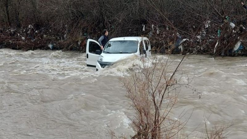 Kastamonu'da 3 kişi araçları ile dereden geçmek isterken sele kapıldı