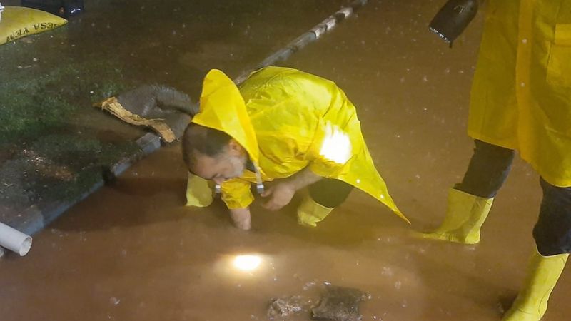 Hatay'da depremzedelerin çadırını su bastı! Gençlik Spor Müdürü elleriyle mazgalı açmaya çalıştı