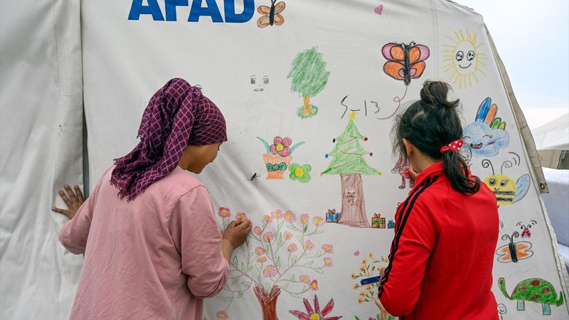 Hatay'da depremin çocukları! Çadırları renklendirdiler