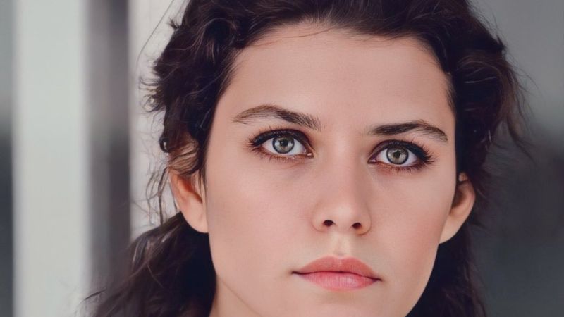 Beren Saat annesini paylaştı