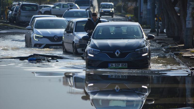 İskenderun'da yükselen deniz seviyesi çekildi! Deniz suyu normale döndü