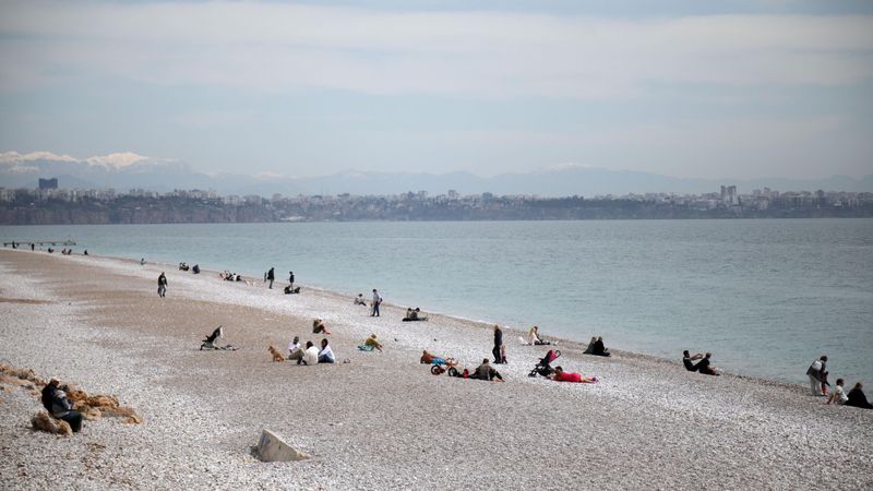 Antalya'da yaz havası! Güneşli havayı görenler soluğu sahillerde aldı