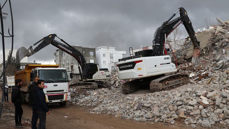 Adıyaman'da enkaz kaldırma ve yıkım çalışmaları sürüyor