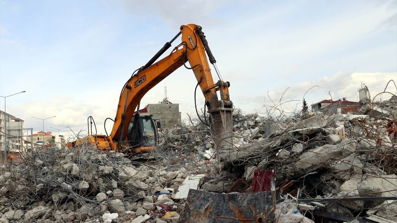 Adıyaman'da enkaz kaldırma ve yıkım çalışmaları sürüyor