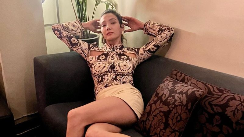 Aybüke Pusat'tan süper minili poz