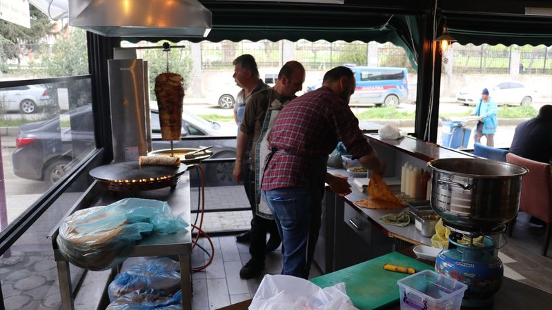 Depremin vurduğu Hatay'da esnaf kepenk açtı