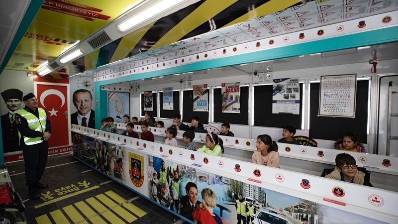 Jandarma ekipleri Hatay'da çocuklara trafik kurallarını öğretiyor