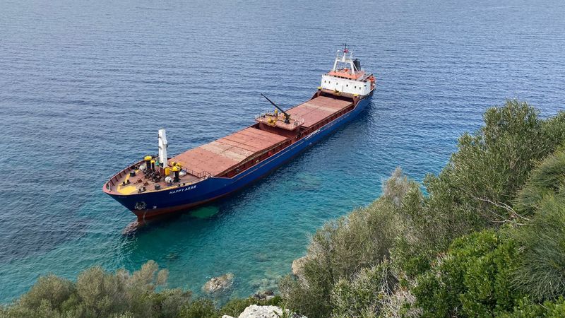 Kuru yük gemisi Datça'da karaya oturdu