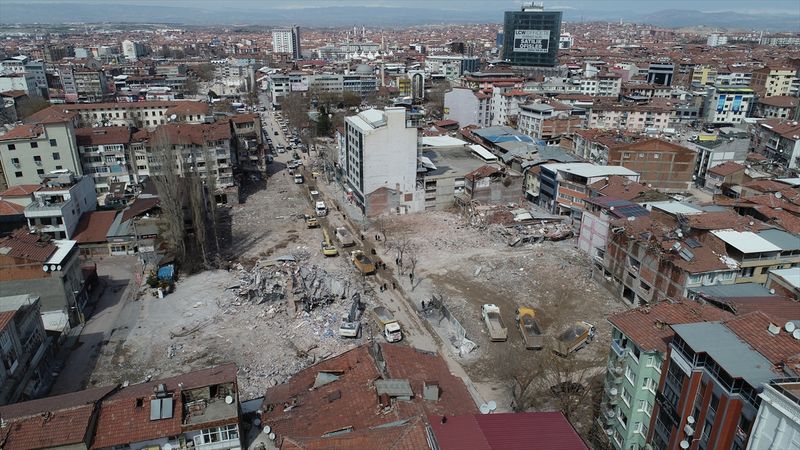 Depremin izleri siliniyor! Malatya'da yıkılan 460 binanın enkazı kaldırıldı