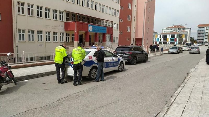 Çorum'da yolun karşısına geçmek isteyen çocuğa otomobil çarptı