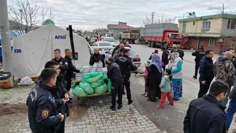 Kahramanmaraş'ta polisler Ramazan kumanyası dağıttı