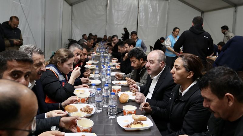 Bakanlar, Ramazan'ın ilk iftarında deprem bölgesine çıkarma yaptı
