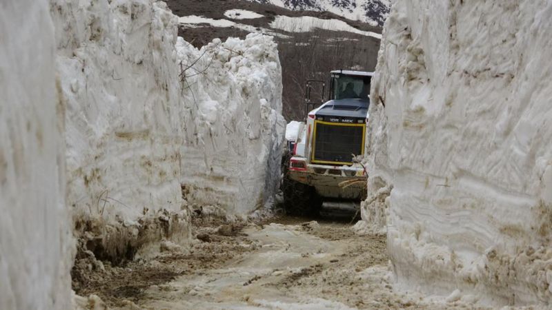Hakkari'de yol açma çalışmaları devam ediyor
